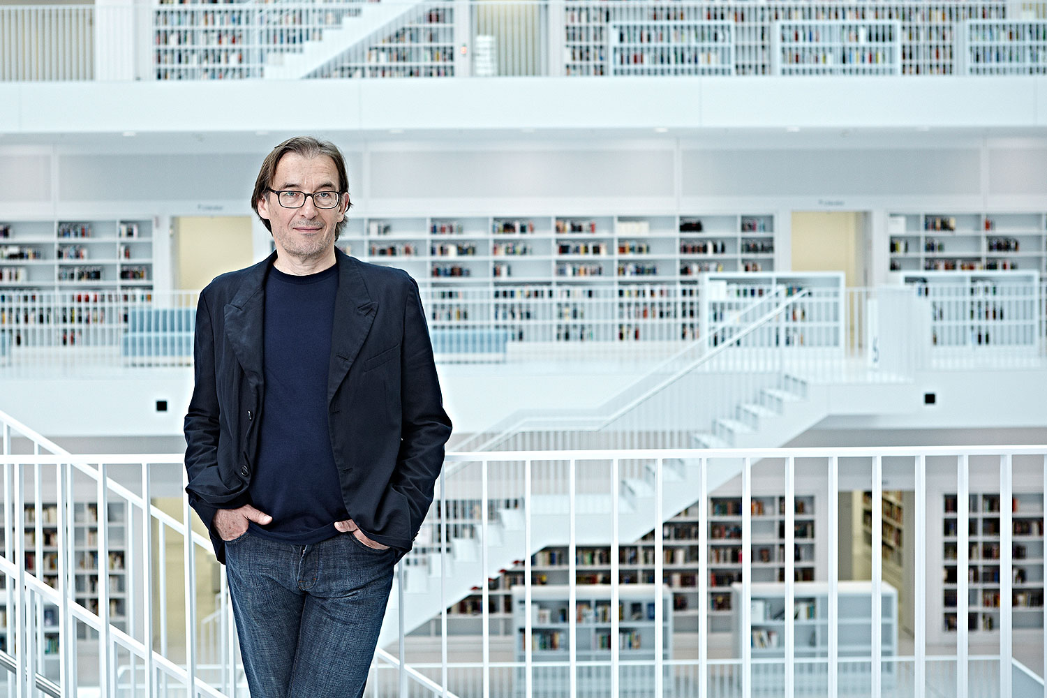Portrait Mann in der Bibliothek Stuttgart - Fotografie Volker Schrank