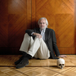 Portrait Harald Schmidt auf dem Boden sitzend - Fotografie Volker Schrank